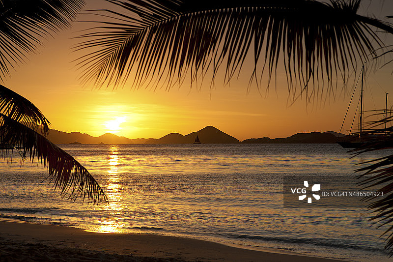 从美属维尔京群岛圣约翰岛所罗门湾看圣托马斯日落图片素材