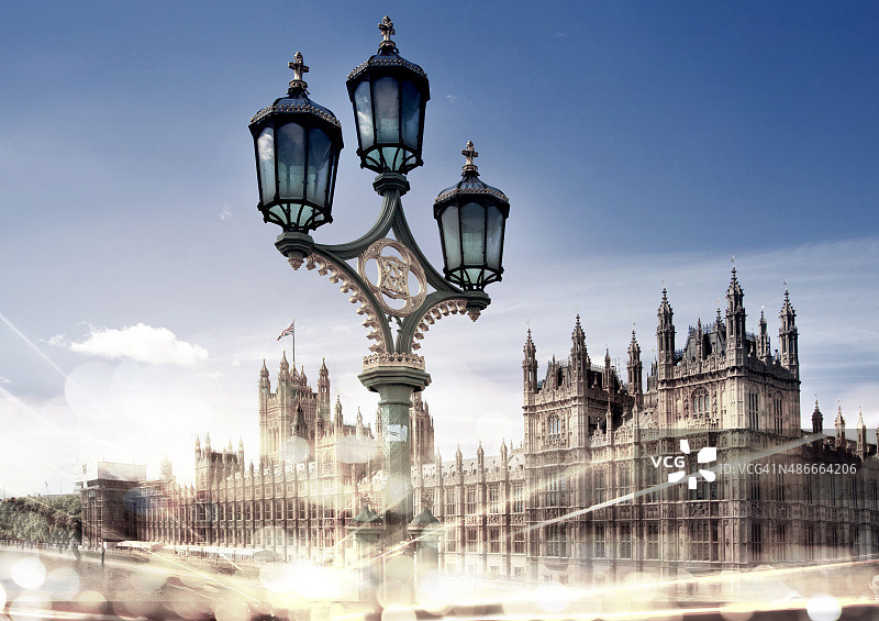 伦敦议会大厦与交通信号灯图片素材