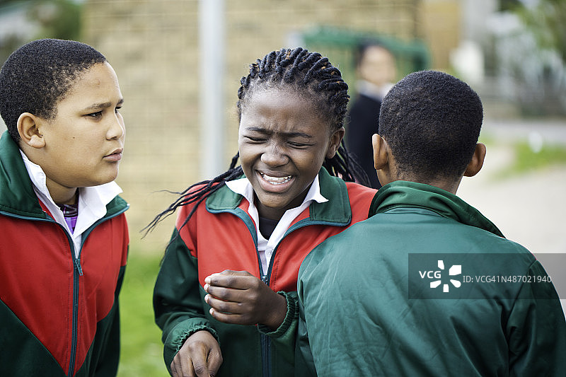 男生推搡和伤害一个女学生图片素材