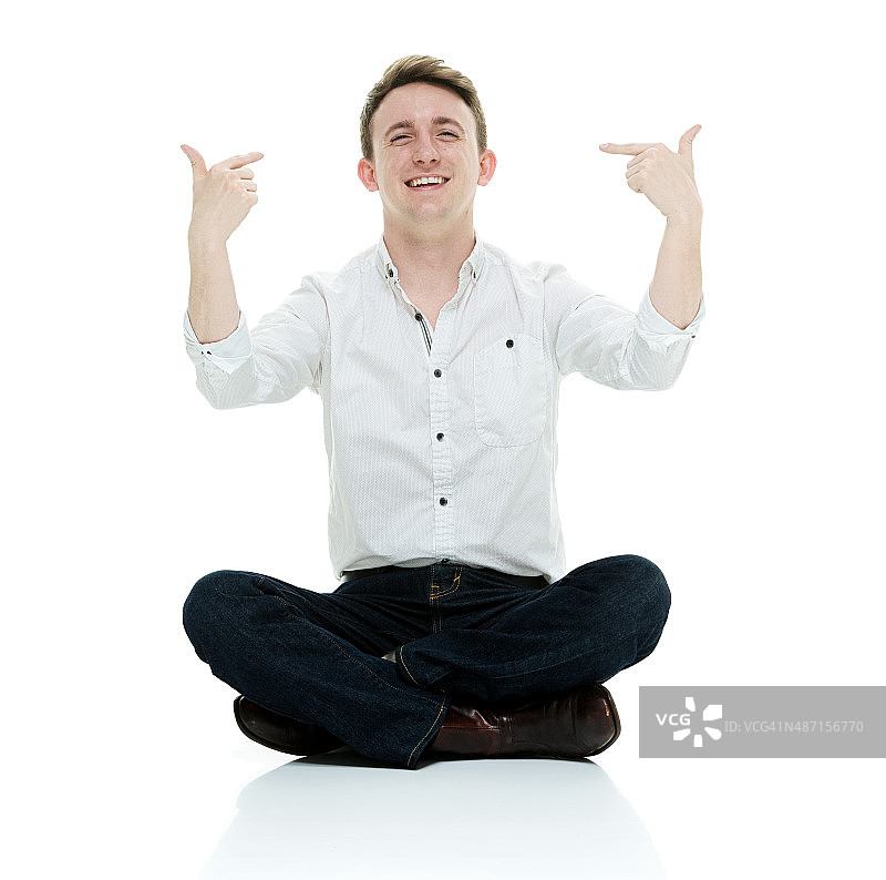 指向自己的休闲男人图片素材