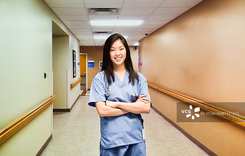 在医院里微笑的女医生图片素材