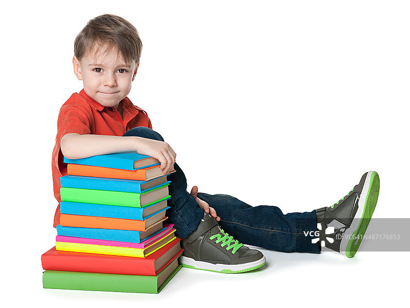 拿着书的男孩图片素材