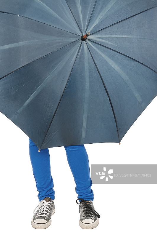 年轻女子在雨伞下眺望图片素材