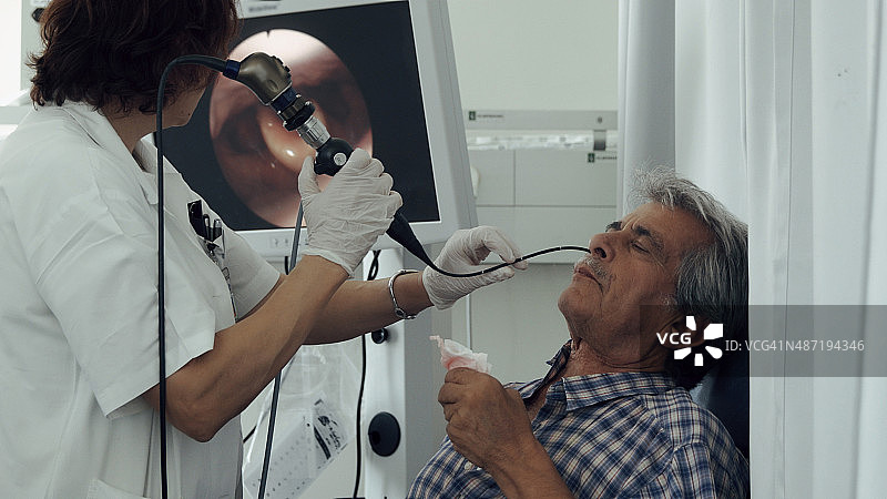 医院耳鼻喉科：鼻内窥镜检查图片素材