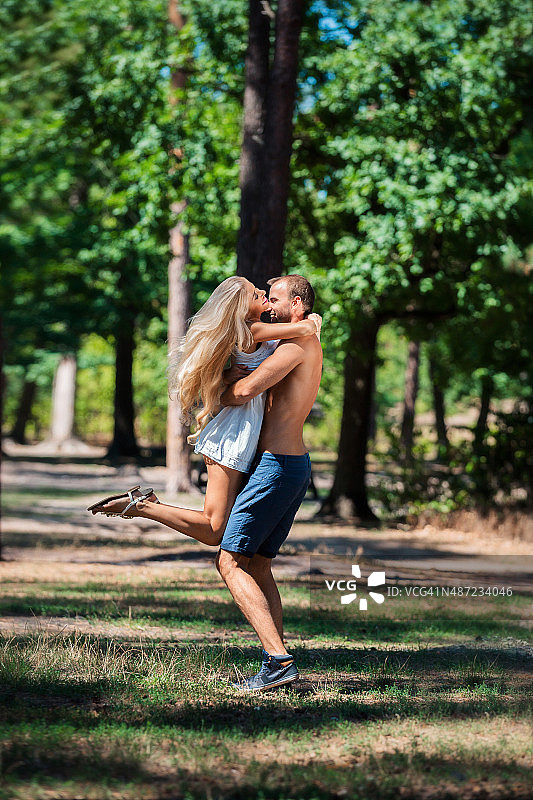 公园里的罗马约会图片素材