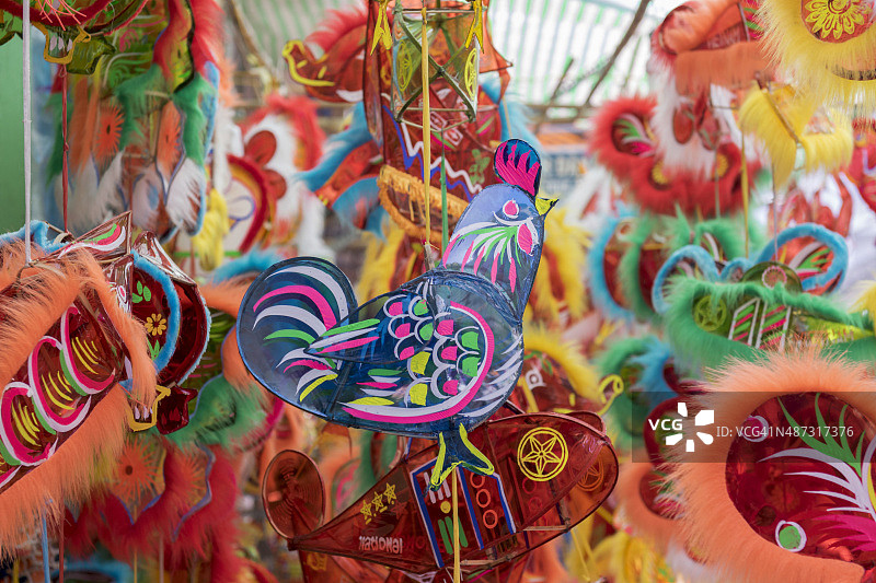 中秋节市场上售卖的彩色灯笼图片素材