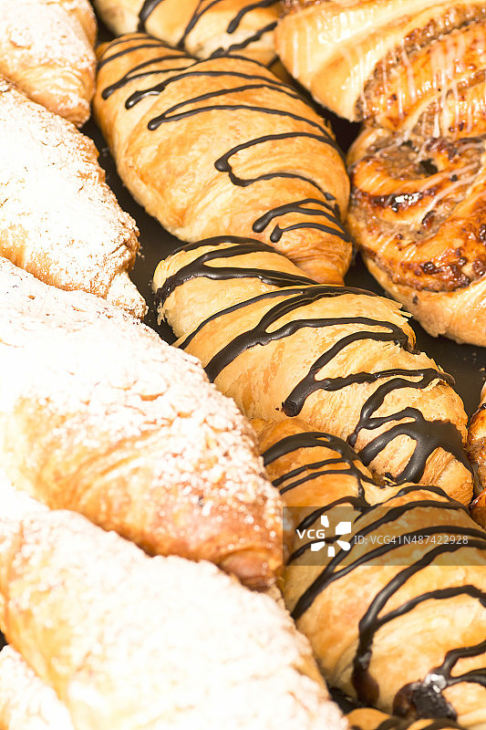 美味巧克力杏仁牛轧糖羊角面包图片素材