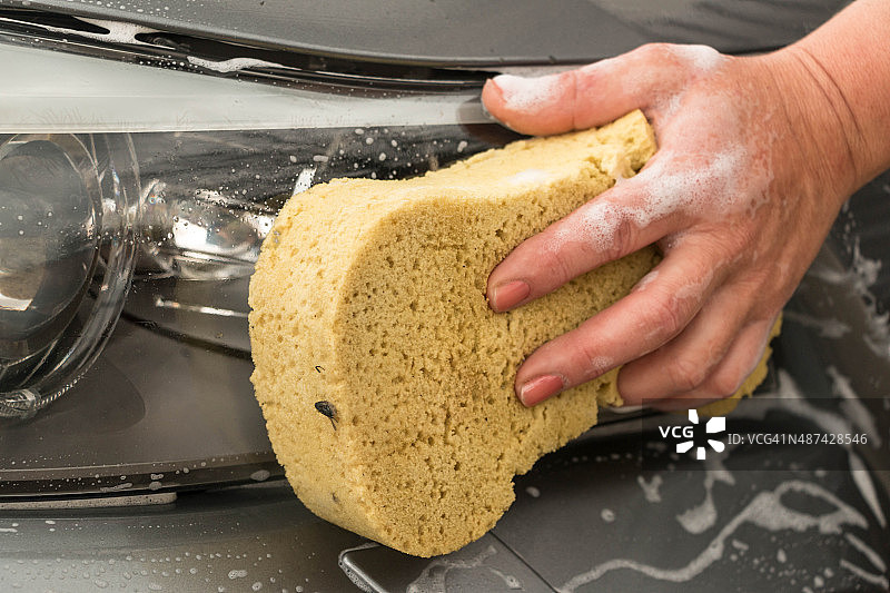 清洗汽车前灯图片素材