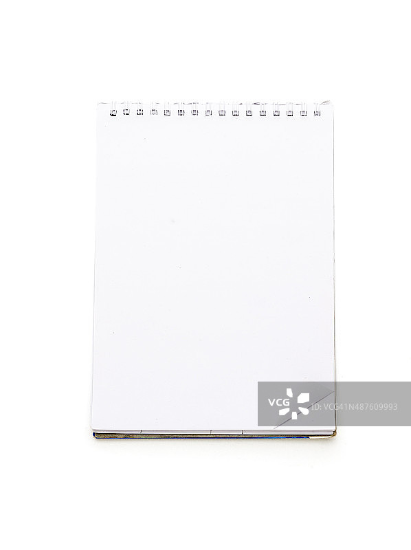 带环形活页夹的空白记事本，白色背景隔离图片素材