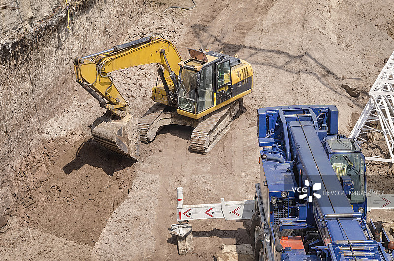 挖掘机挖掘施工地形图片素材