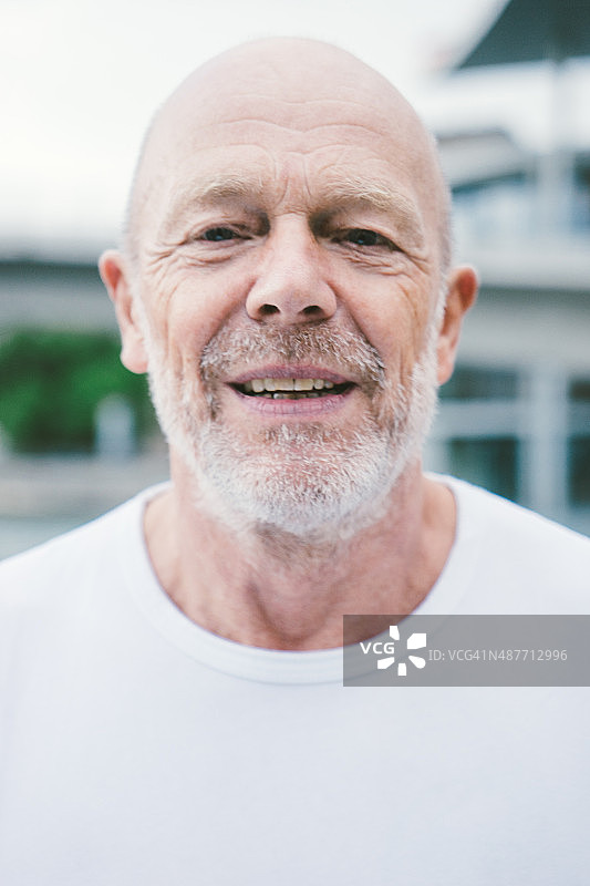 活跃的长者男性慢跑图片素材