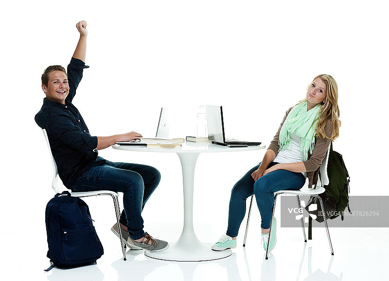 男人欢呼，女人沮丧图片素材