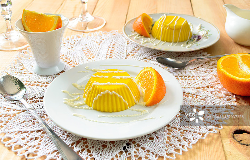 香草酱和橙子蛋奶冻布丁图片素材