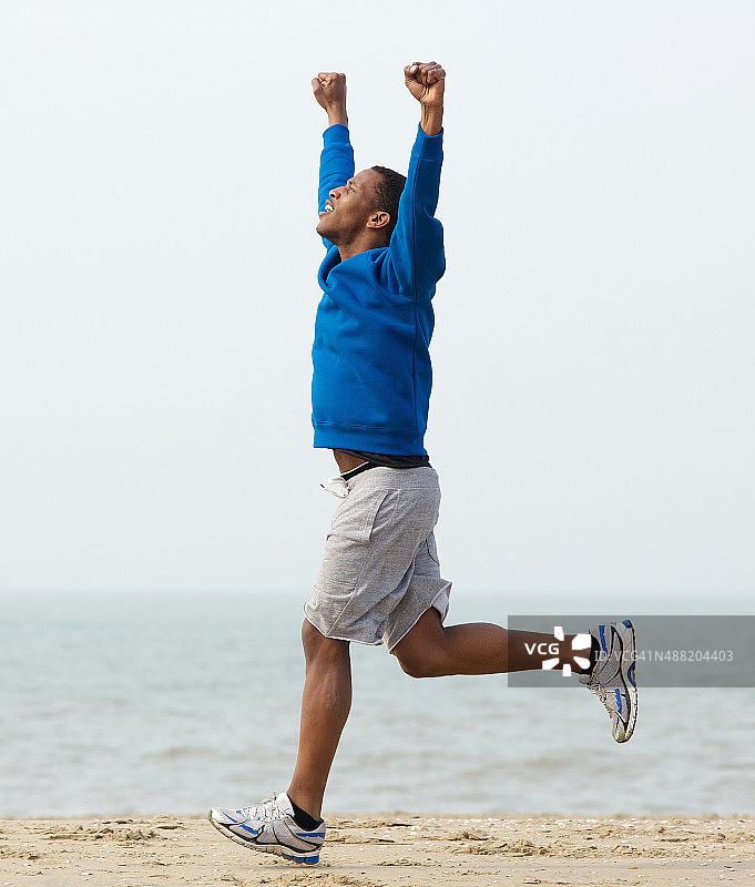 高举双臂庆祝胜利图片素材