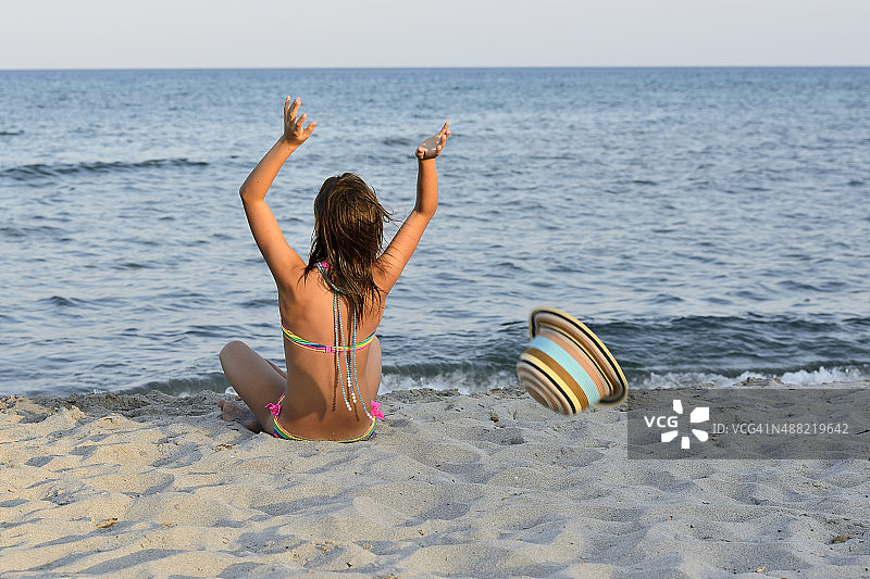 沙滩上的小女孩图片素材