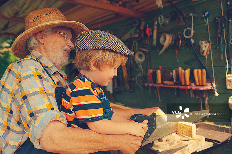 爷爷和孙子在工作坊图片素材