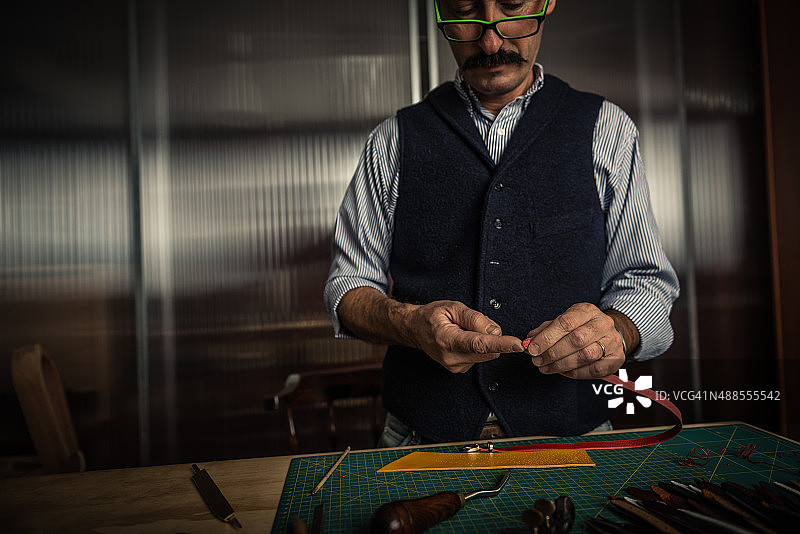 工匠处理皮革图片素材