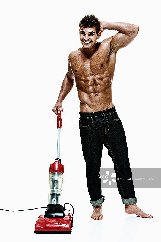 有魅力的健壮男人拿着吸尘器图片素材