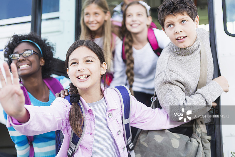孩子们乘坐校车图片素材