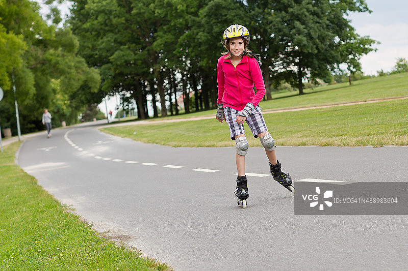 小女孩在公园里玩轮滑图片素材