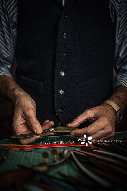 工匠处理皮革图片素材