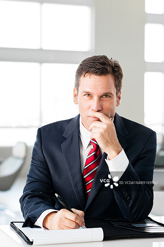 在大厅里的商人图片素材