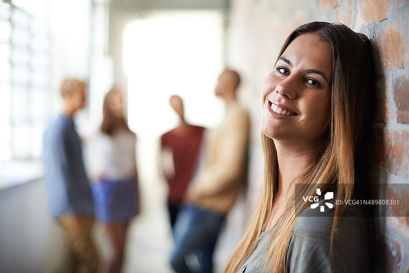 她很高兴终于下课了！图片素材