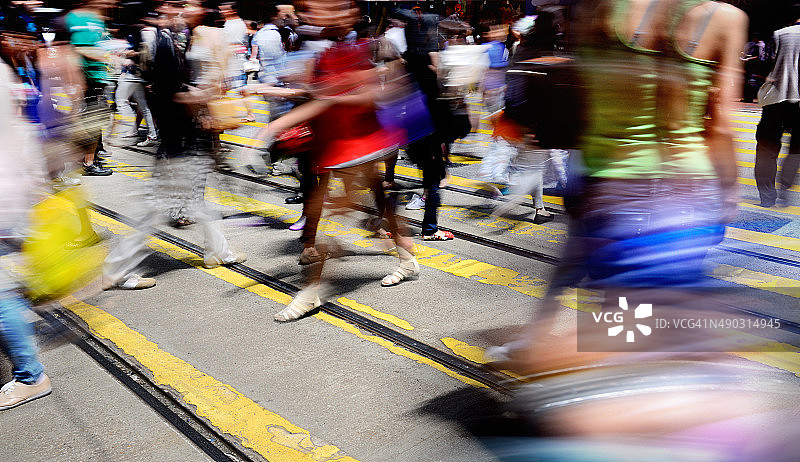 穿过街道的年轻人（动态模糊）图片素材