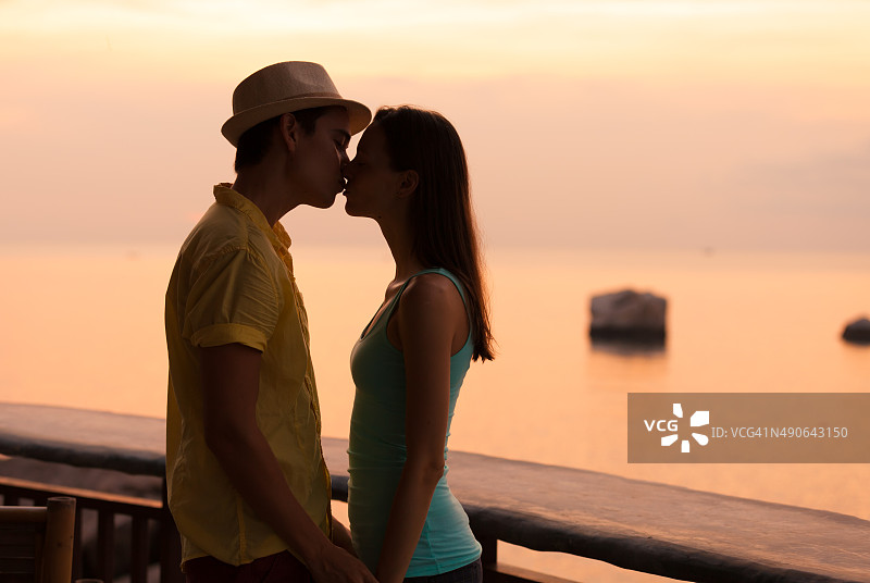 接吻的情侣图片素材