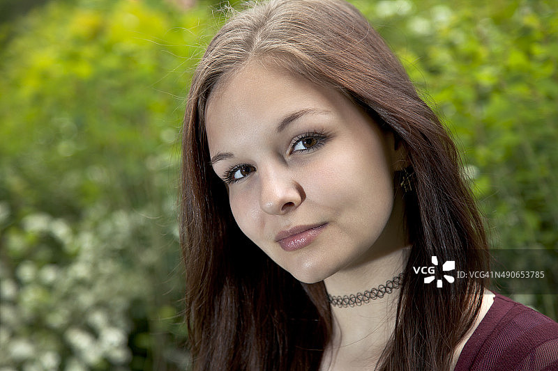 大自然中的年轻女子肖像图片素材