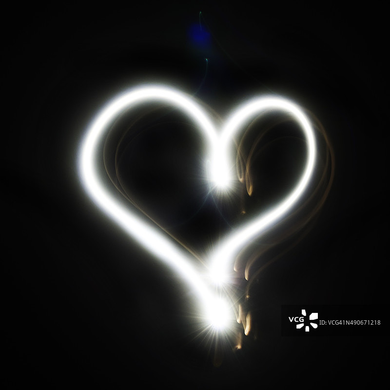 黑色背景上的灯光心形图片素材