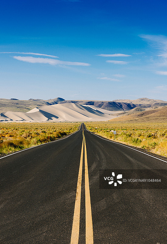 美国西部内华达州沙丘休闲区公路图片素材