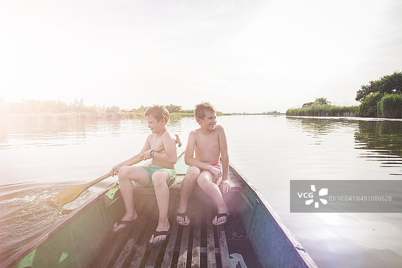 男孩们在船上玩耍图片素材