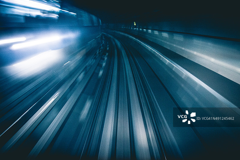 迪拜地铁列车在隧道中快速行驶图片素材