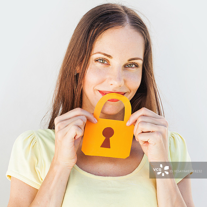 嘴上贴着封条的女人图片素材