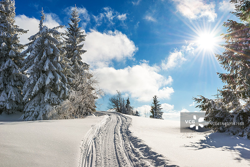 山间的冬季道路图片素材
