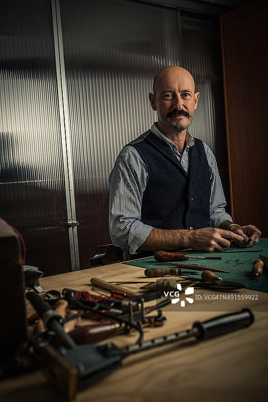 工匠处理皮革图片素材