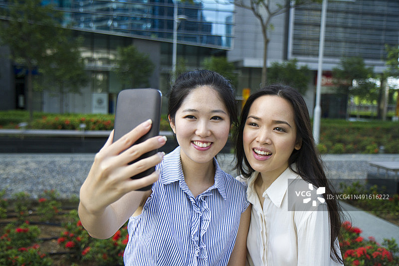 两名美丽的亚洲女性一起自拍图片素材