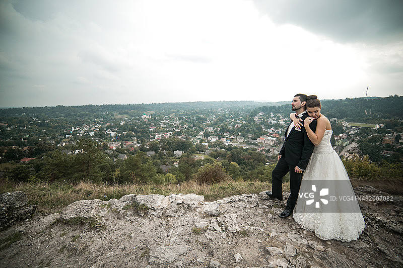 在镜头前摆姿势的婚礼夫妇图片素材