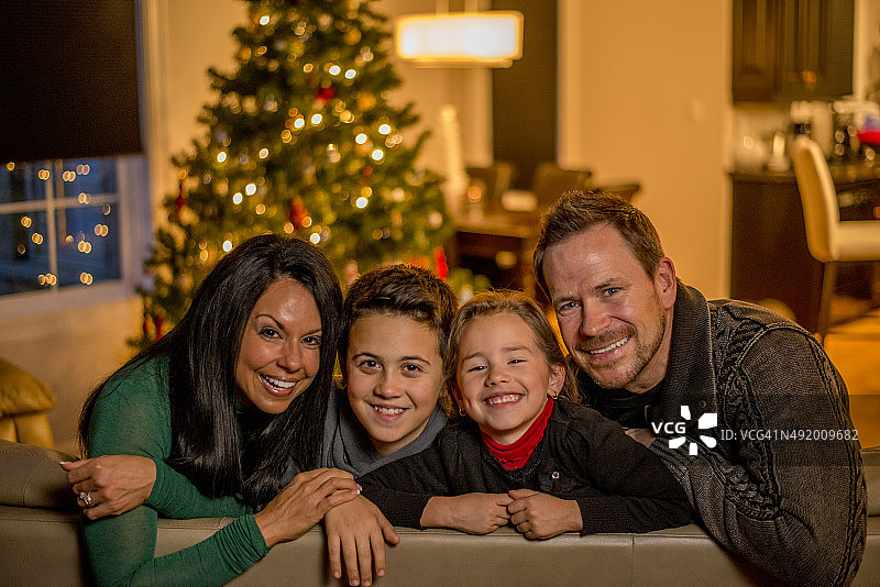 一家人在圣诞节前夕团聚图片素材