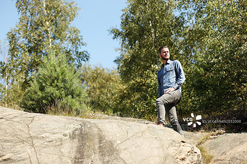 模特站在山上图片素材