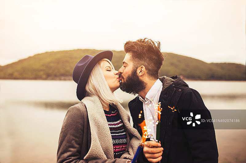 热恋中的年轻情侣庆祝生活图片素材