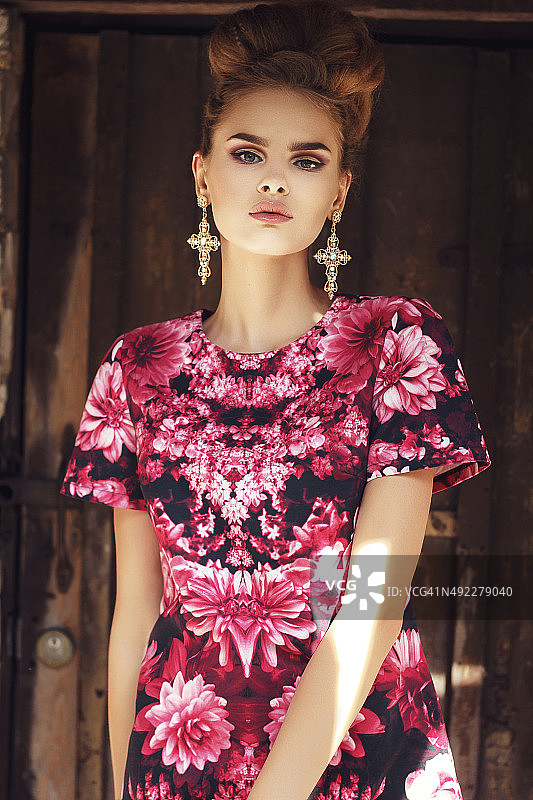 粉色连衣裙美女和背景树叶图片素材