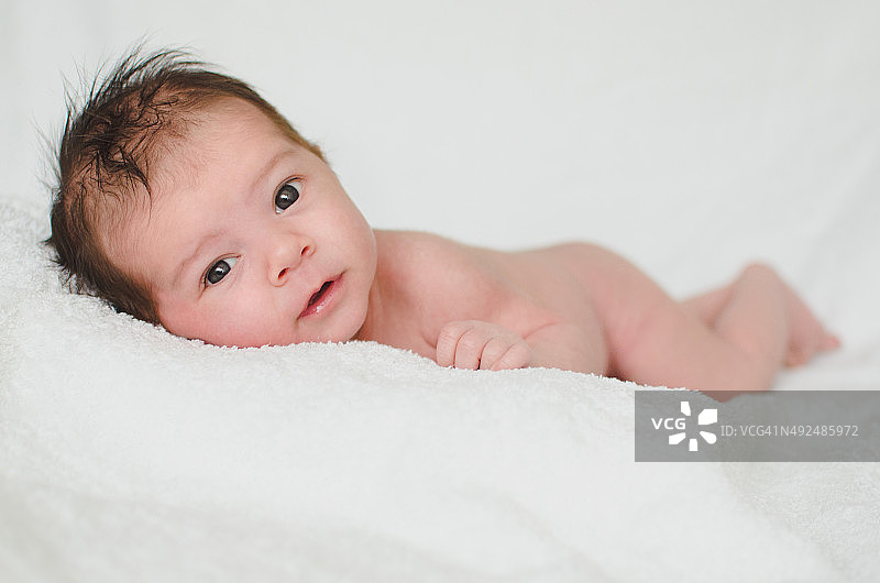 躺在毯子上的新生男婴图片素材