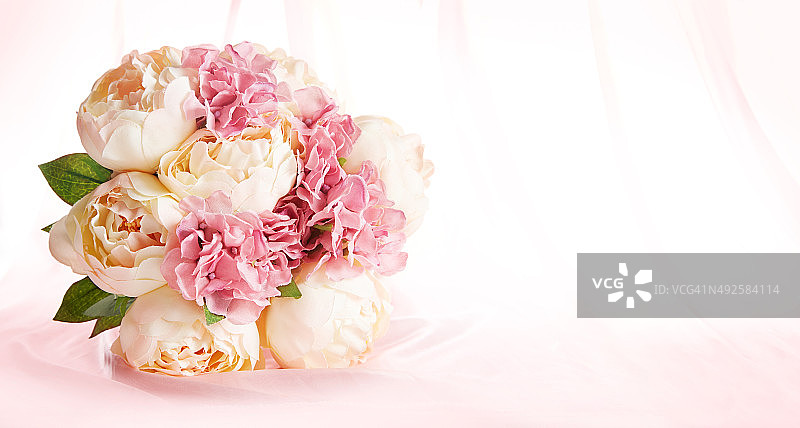 粉色窗帘花束婚礼请柬、生日贺卡图片素材