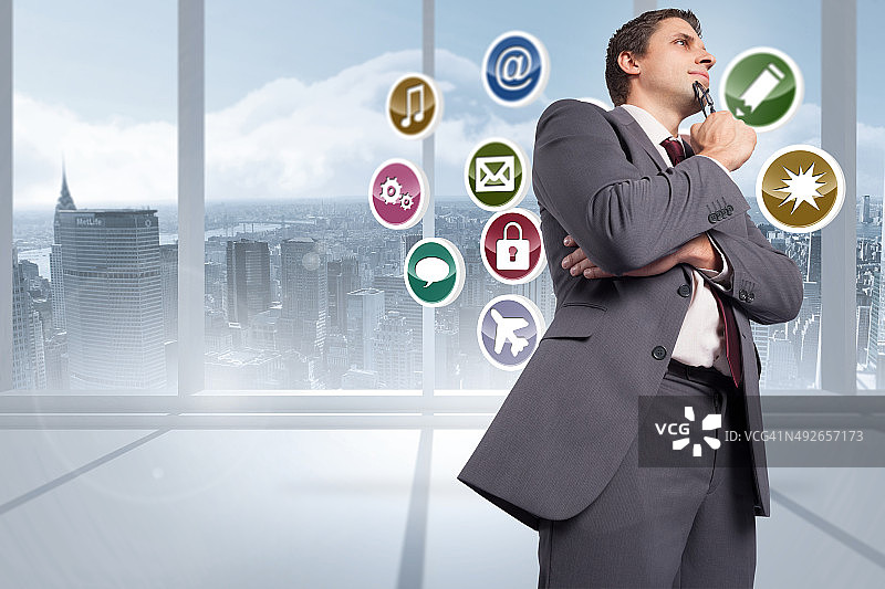 思考中的商人拿着眼镜的合成图像图片素材