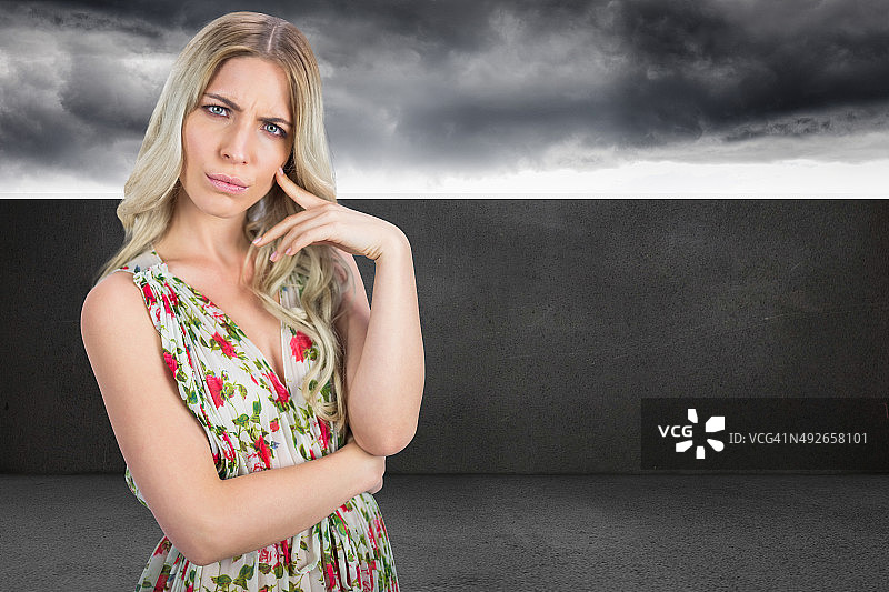 皱着眉头的漂亮金发女子穿着碎花裙的合成图像图片素材