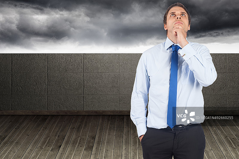 思考中的商人摸着下巴合成图图片素材