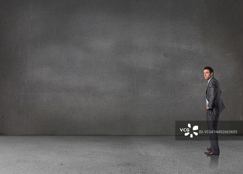 双手叉腰的严肃商务人士合成图像图片素材