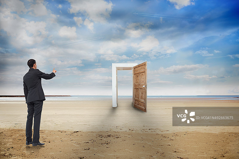 亚洲商人指着的合成图像图片素材